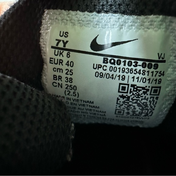 Nike Air Max 270 React Sneaker, Black and White, Size: US 7Y = 25 cm = women US - Picture 9 of 10